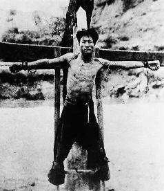1936年，敌人将一位战士残忍地钉在了木制十字架上，鲜血直流。而后，敌人又用刺刀