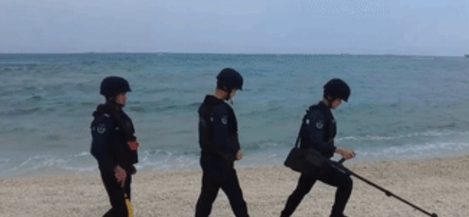 中国海警也登礁了！我海警今晚发布视频：五名中国海警队员昨下午登上南沙铁线礁，进行