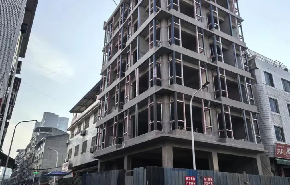 祸从天降！买个菜还能被砸死？
1月15日，四川绵阳高新区永兴镇一菜市场附近，一根