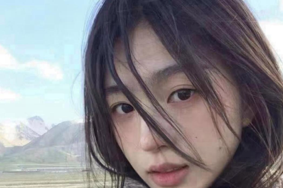 在城市的喧嚣背后，李明和张欣的小两居室内，一场深夜的惊变打破了生活的平静。26岁