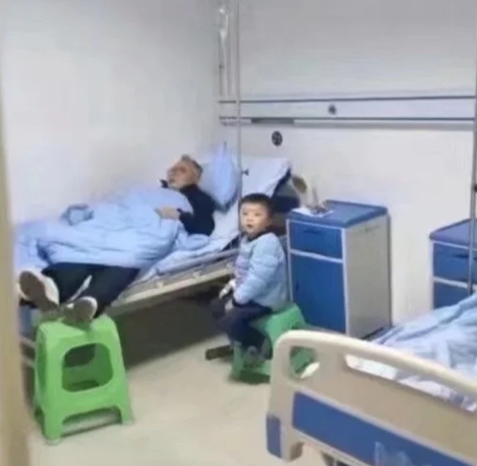 远看孝子，近看笑死