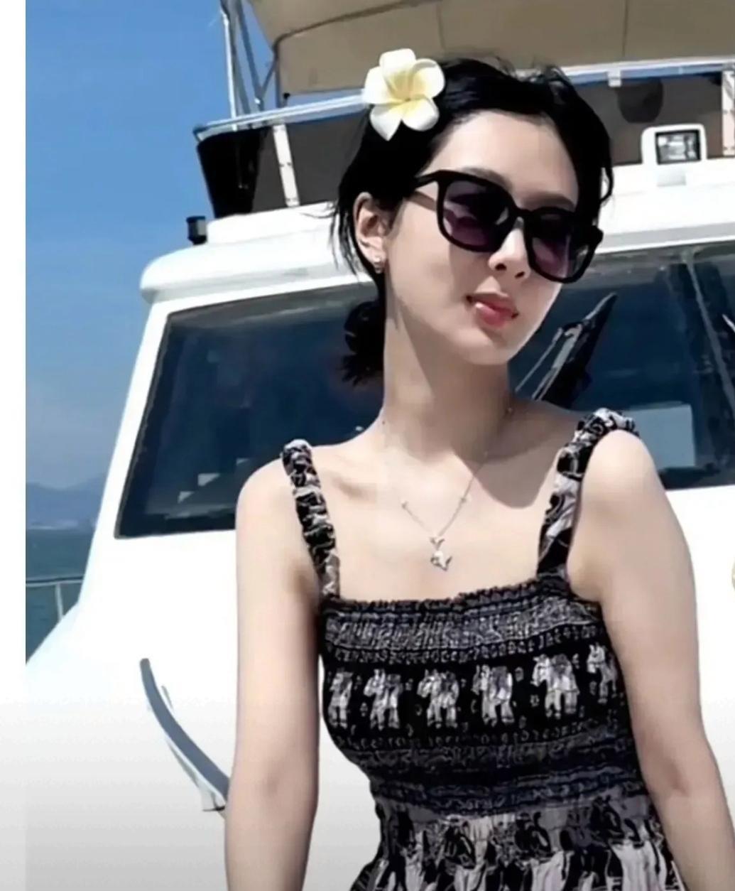杨紫太真实了！当下顶流里，谁能素颜照说发就发？她堪称内娱罕见，不刻意营业的流量花