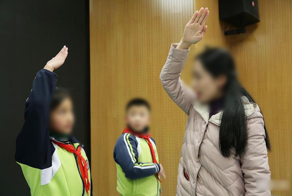 其实早在十几年前，就有地区取消了中小学校长的行政级别。比如河北廊坊，当年该市60