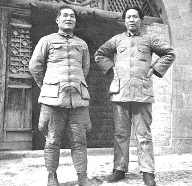 徐海东没向张国焘敬礼，张国焘下令：从师长降为团长