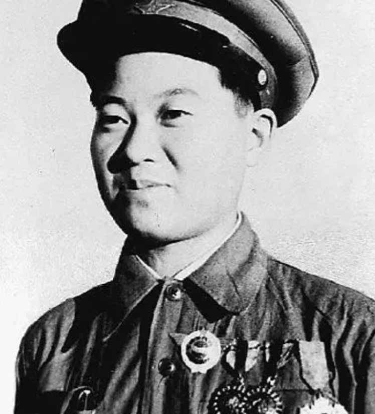 1950年，19岁的全国战斗英雄郭富因下身流血不止，被紧急送往医院，但他固执地提