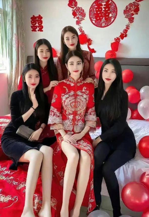 这伴娘一身黑色衣服，不大合适吧？