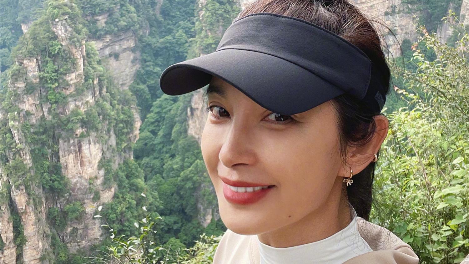 51岁李冰冰晒照被指变化大，神似李勤勤，侧颜又撞脸刘晓庆