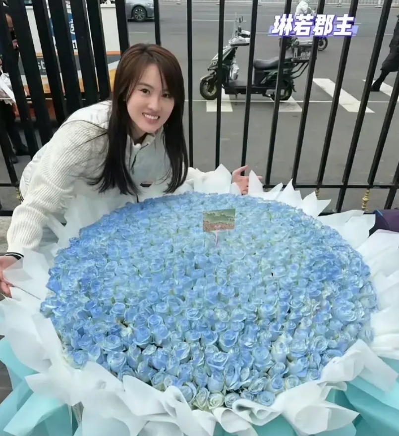 全红婵也太实诚了吧，
教练陈若琳的生日，
她买了大大一束蓝色的玫瑰花送给教练，