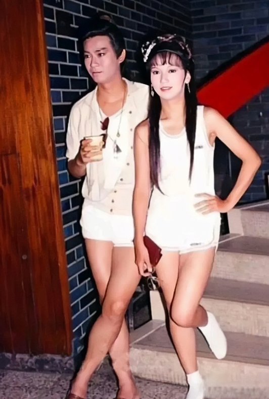 1978年夏，郑少秋和赵雅芝拍戏间隙在后台留下的合影。镜头下男帅女靓，正值夏天，
