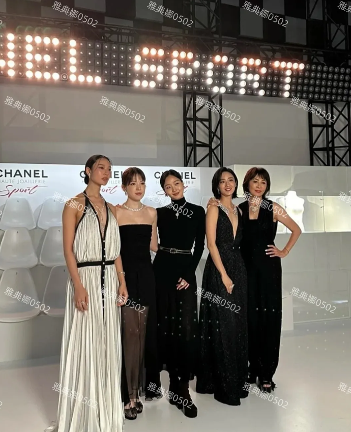 香奈儿珠宝展上的刘嘉玲，59岁的她跟许玮甯，桂纶镁，金高银等年轻的女星站在一起，