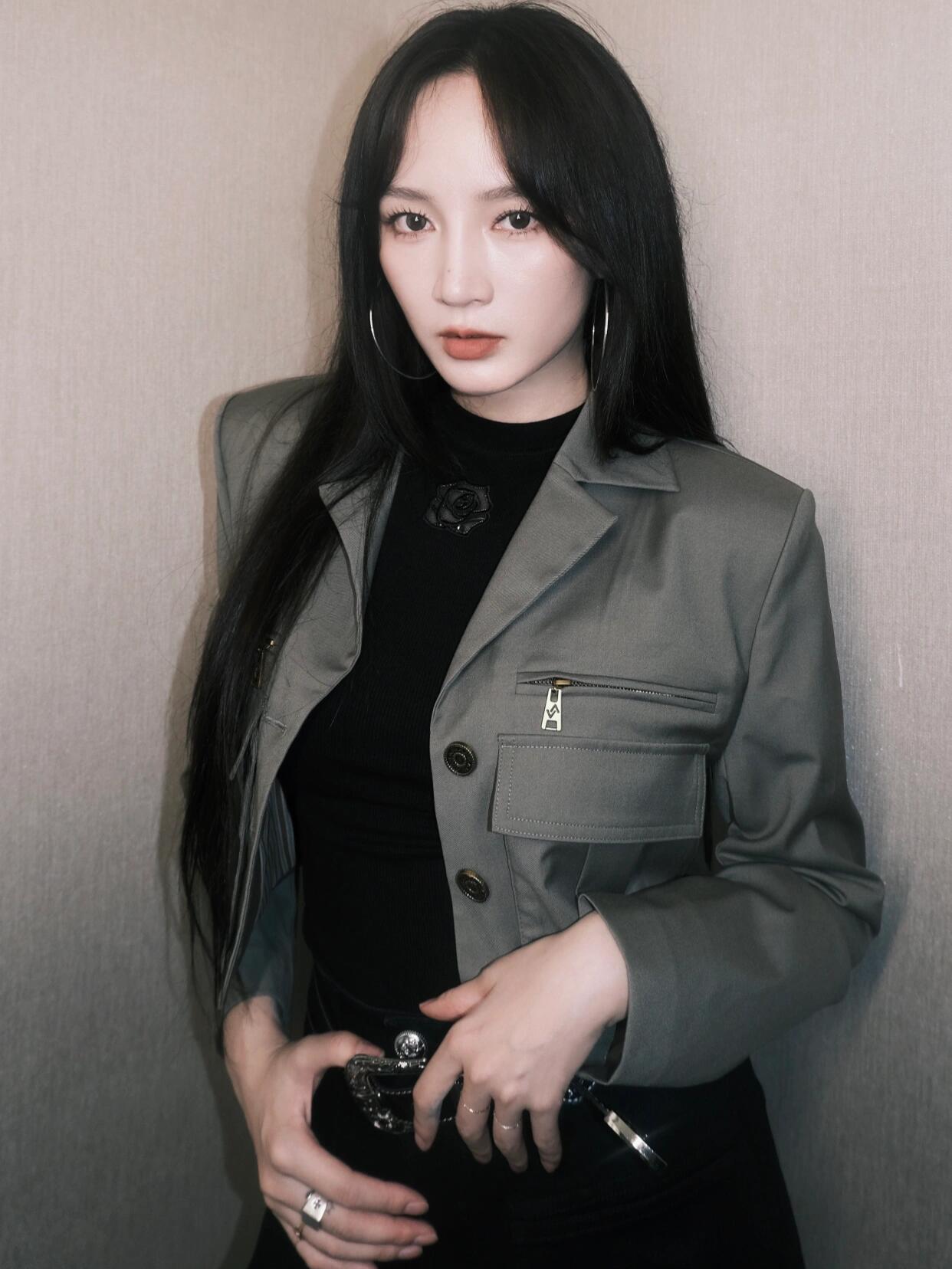 孟佳会唱跳又懂穿搭