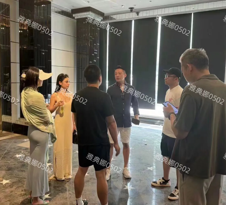 都说汪小菲的新婚妻子马筱梅不好看，医美脸没气质，但她跟网红晚晚站在一起，妆容精致