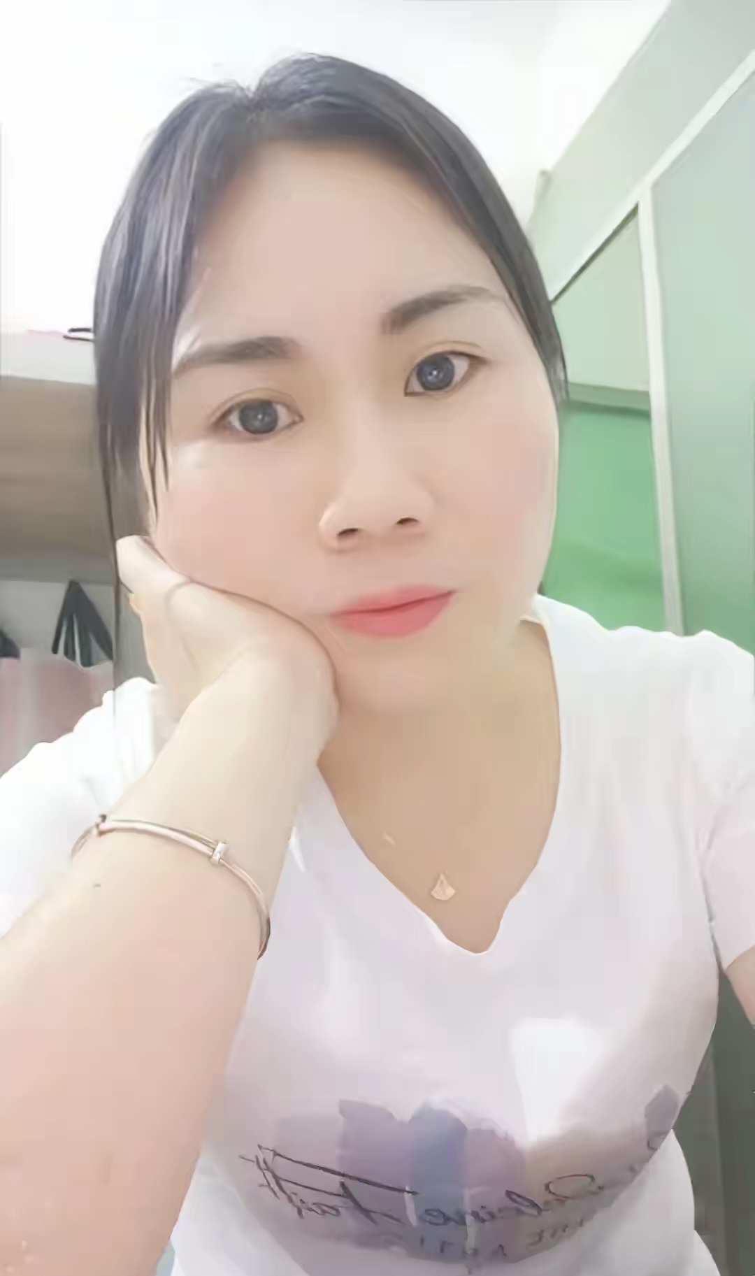在工厂里，我发现很多男孩子都很抠。

最近我给一个老乡介绍了一个对象，他32岁，