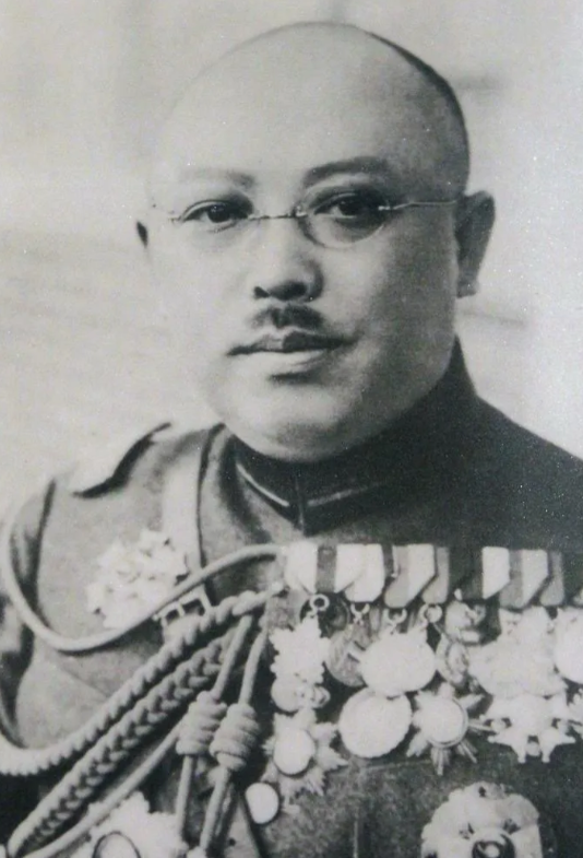 1918年，已嫁为人妻的钱秀芬，受邀去唐继尧家中打麻将，谁知，唐继尧竟当着众妻妾