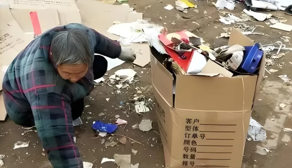 “偷不成东西，我就讹你！”河南南阳，一大妈不经允许到超市后院偷拿纸箱，保安发现后