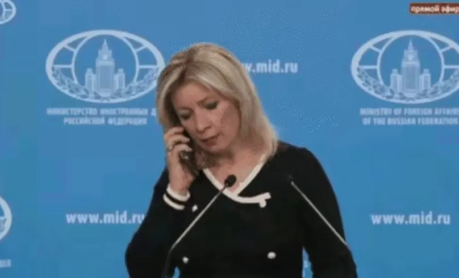 史无前例，俄罗斯外交部发言人在新闻发布会现场，被电话下达封口令。

第一，据报道