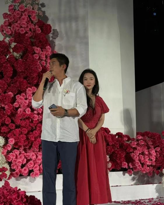 霍思燕在娱乐圈多年，形象百变且作品众多。近日她送闺蜜出嫁，一改往日华丽风格，打扮