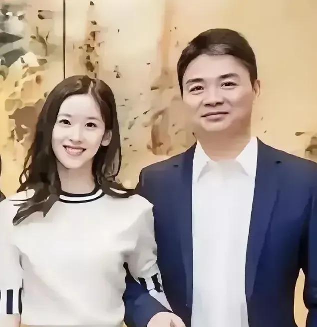 章泽天真的是又漂亮又懂事的好儿媳！
一次，记者夸刘强东的母亲：阿姨你这个衣服真好