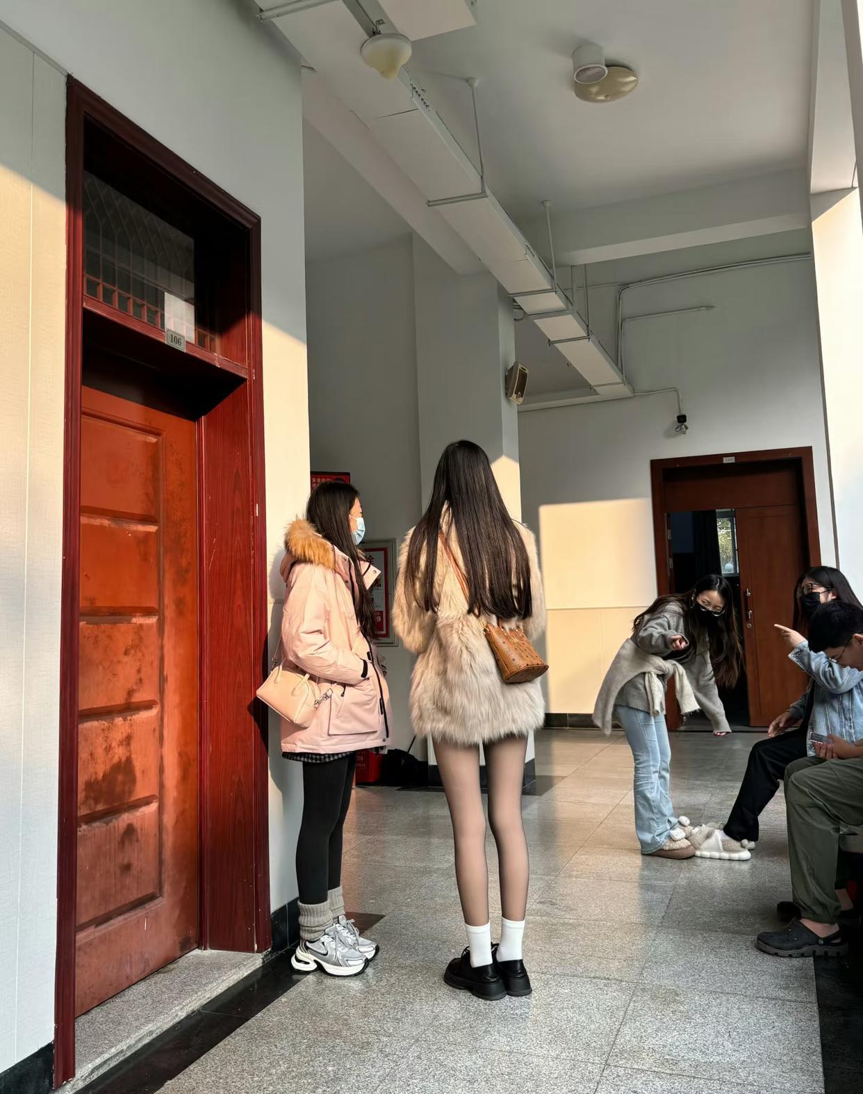 第一次穿黑丝出门，真香啊，这个黑丝怎么说呢？真的很清透[嘿哈]