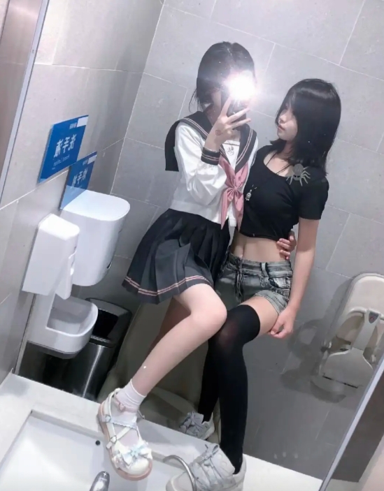 现在女孩子的拍照方式越来越看不懂了！哈哈哈哈哈[哈哈笑][哈哈笑][哈哈笑][哈