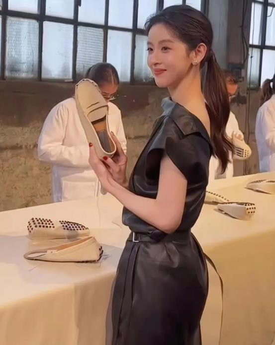 章泽天从“奶茶妹妹”走入大众视野，后在商业等领域有所发展。近期活动中，她与国际巨
