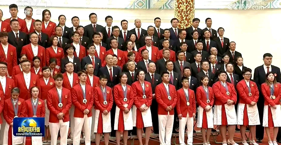 奥运会表彰大会结束了，我注意到了一些挺有意思的事儿：

1. 姚明因为个头太高，