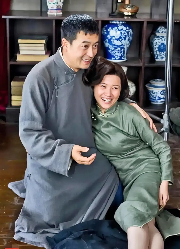 他们俩都属于颜值一般般、演技相当当的好演员。他们俩从来不搞假把式，而是用心演戏、