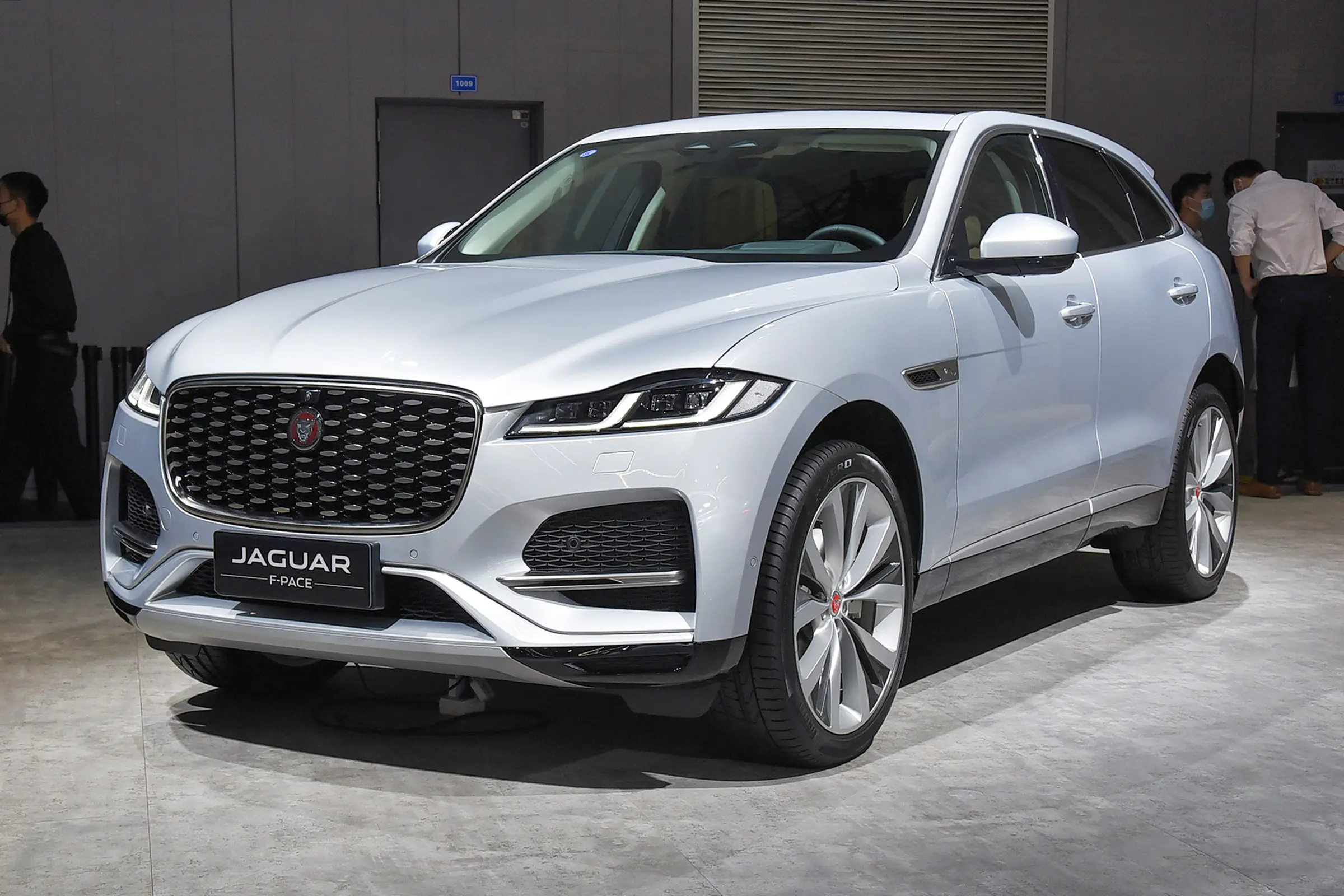 又一豪车熬不住了！车价从70万一下子降到32万，2.0T爆出250马力