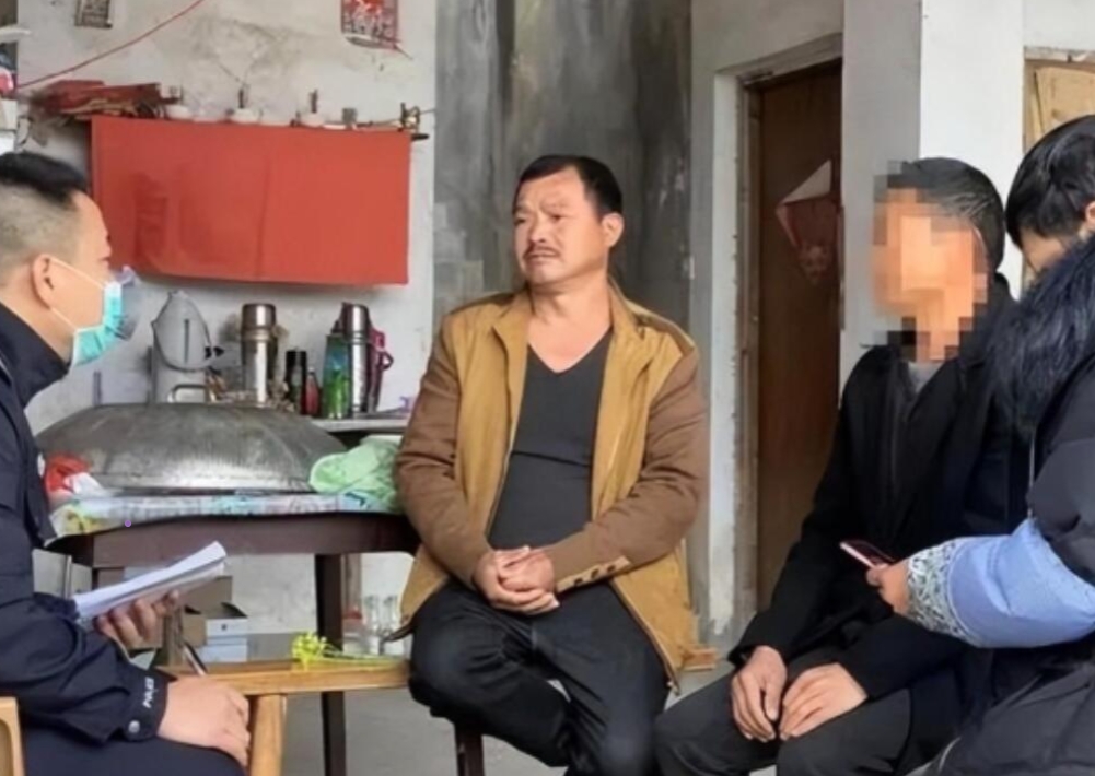 2003年，1个失忆流浪汉，被一对夫妻收留，同吃同住生活了17年。谁料，这天，流