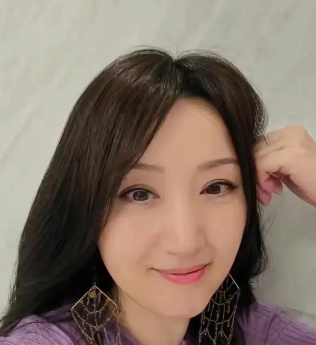 这位曾经红遍大江南北红，红得发紫的甜歌皇后，她怎么变样了？变得都认不出来了，你能