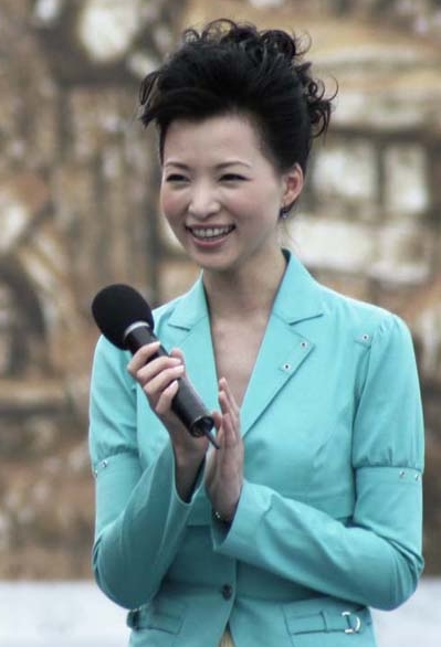 董卿曾说：“我的人生，就像用唾沫星子，一点点搭一个燕子巢。”

相对于普通的我们