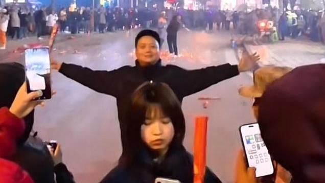 屡次劝阻不听，越过警戒线看打铁花，结果被崩一脸，衣服头发均毁