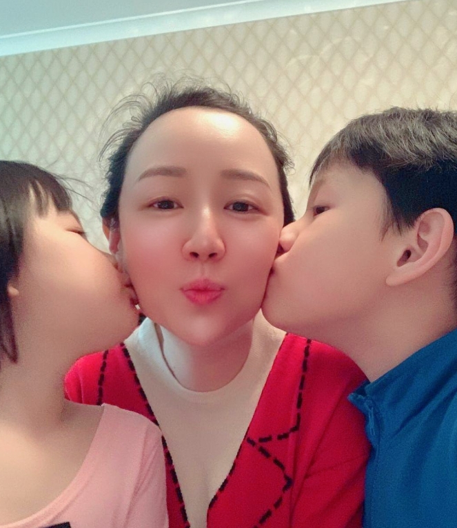 关凌是娱乐圈最逗趣的妈妈，取名有大才。2011年，关凌与出品人姬云飞结婚。婚后两