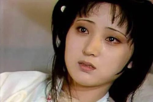 大婚之夜，宝玉指着新娘子薛宝钗问：“坐在那里这一位美人儿是谁？”  此时的黛玉，