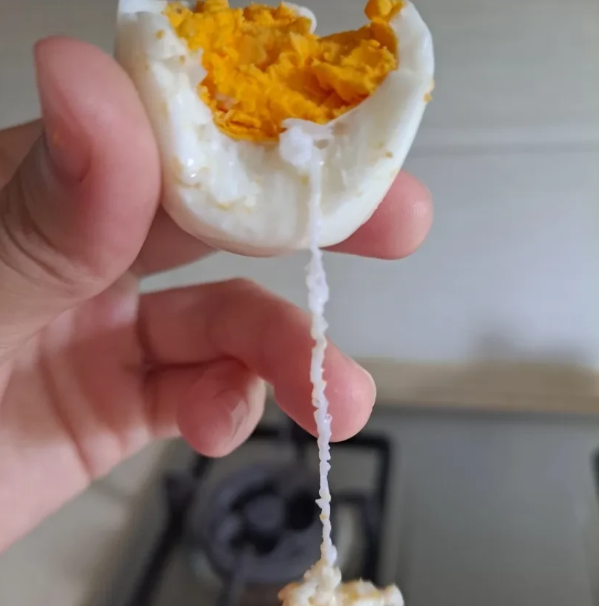 这鸡蛋是不是坏了？

早上起来不想做饭就煮了两个鸡蛋吃，可是刚吃两口，这鸡蛋竟然