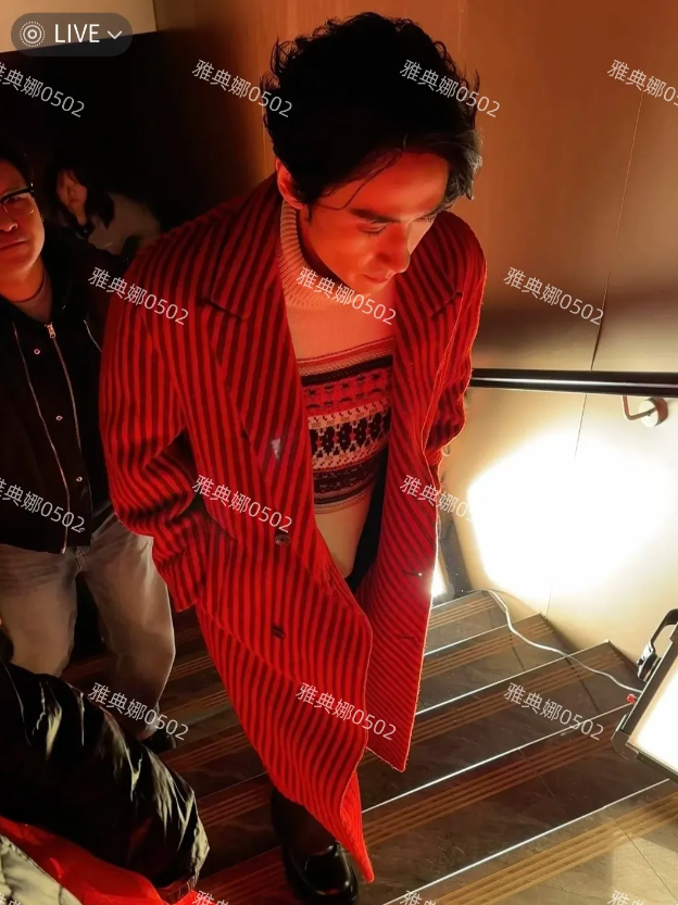 春晚武汉分会场看见朱一龙和张子枫了，明星本人都比电视上更精致更好看。
朱一龙五官