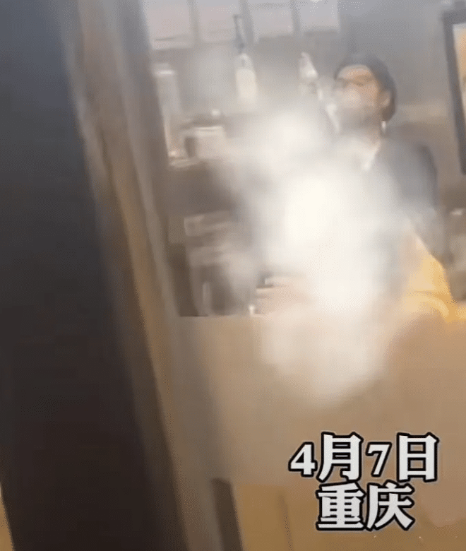 太炸裂了！重庆女子奶茶店袒胸露乳真相曝光，知情人透露更多内幕。 4月8日，重庆一