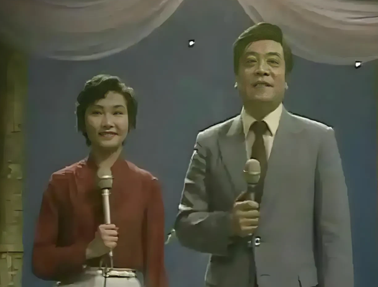 1960年出生于北京的卢静，1979年考入中国传媒大学新闻系播音主持专业，当年与
