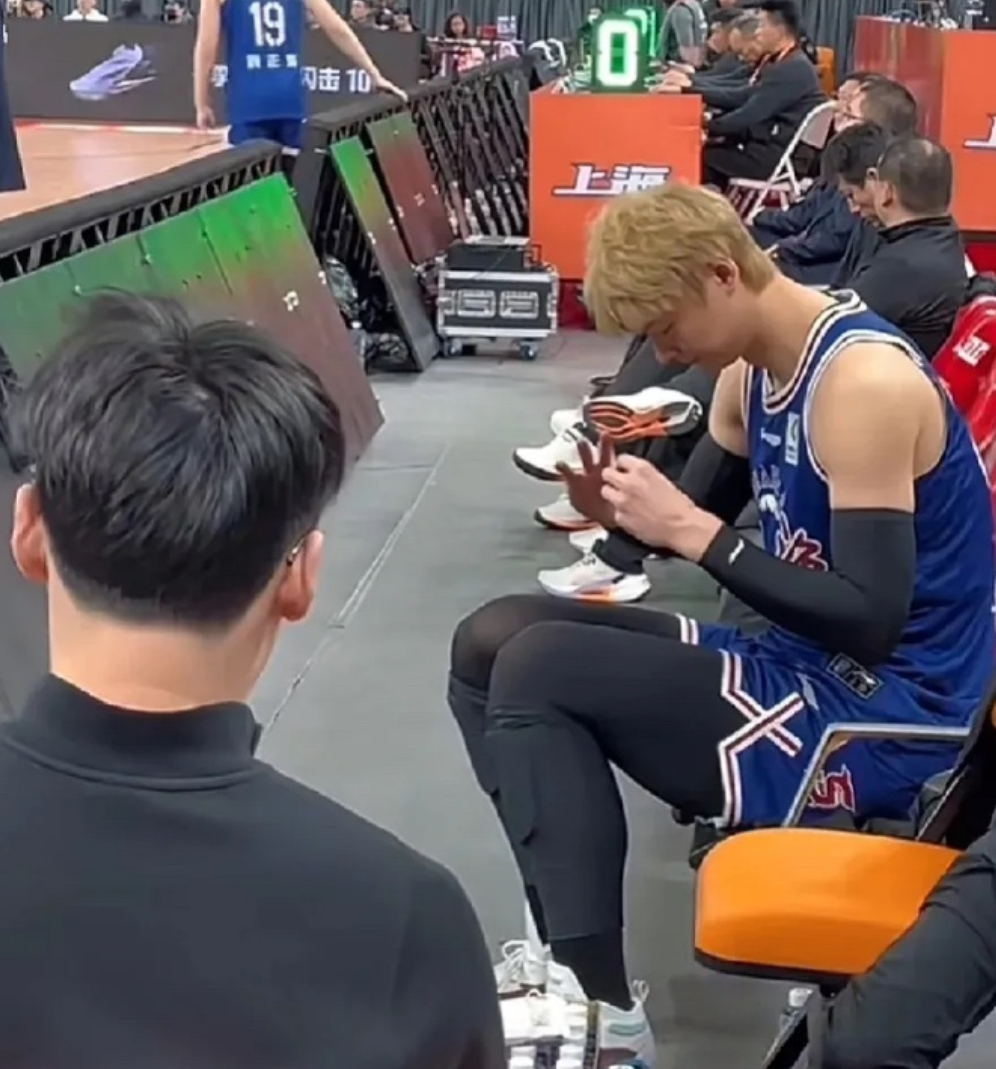 CBA染发潮！王哲林先锋，郭艾伦效仿，周琦全明星染成绿色
近期CBA刮起了一股染