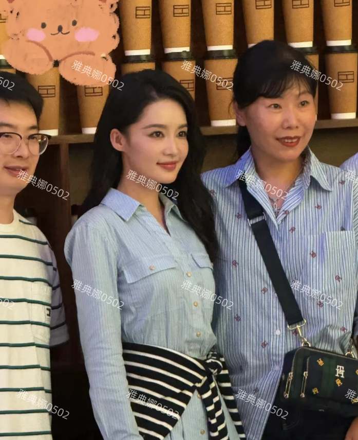 杭州城西银泰城偶遇李沁，本人真漂亮，长相古典秀气气质温婉可人，身段轻盈窈窕，像个