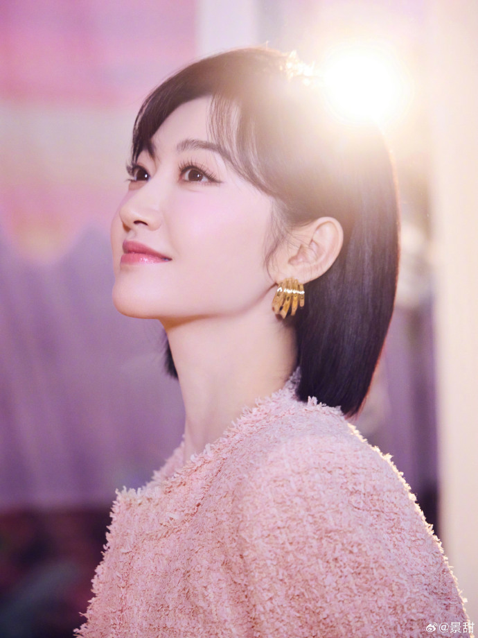 景甜真是人美心善，直到今天才取关张继科。如果不是最近奥运乒乓热度高，小胖樊振东男