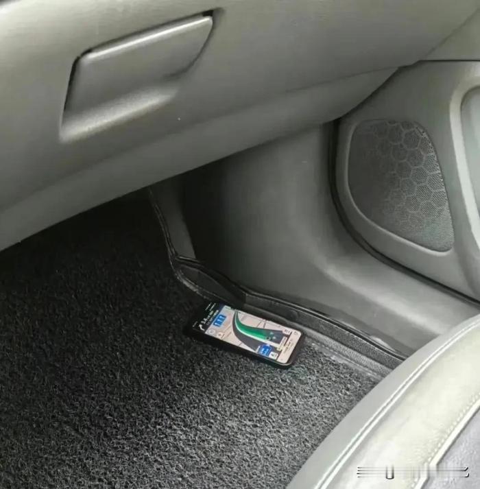 高速上遇到这情况怎么办，我是捡还是不捡？