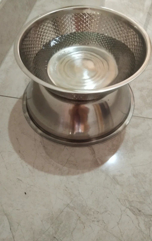 夏天物理降温，

两盆倒扣，加上水，放在家里最热的地方，降温很好，利用金属导热，