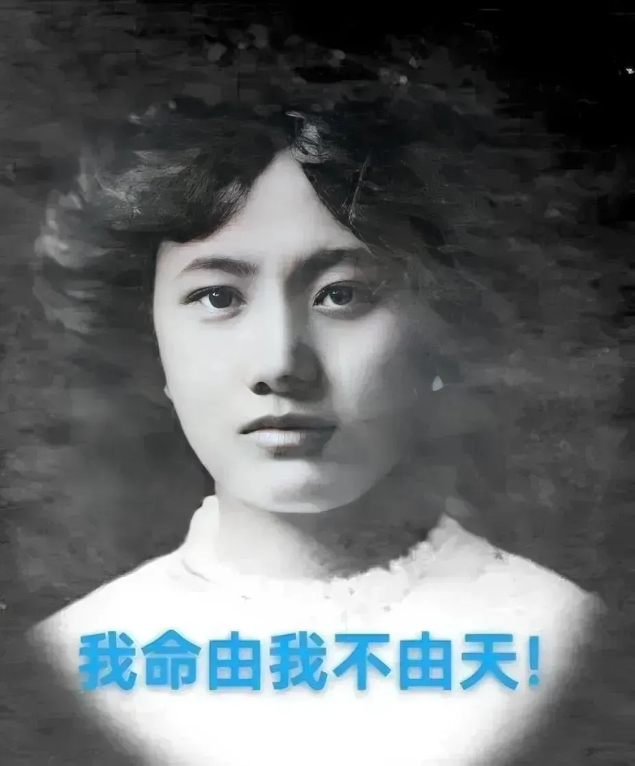 1929年，外出办事的董竹君一进家门，就看到12岁的大女儿夏国琼被丈夫夏之时按着