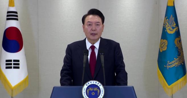 老实说，现在韩国国会直接认定尹锡悦宣布紧急戒严违宪的做法是不妥当的，因为法律本身