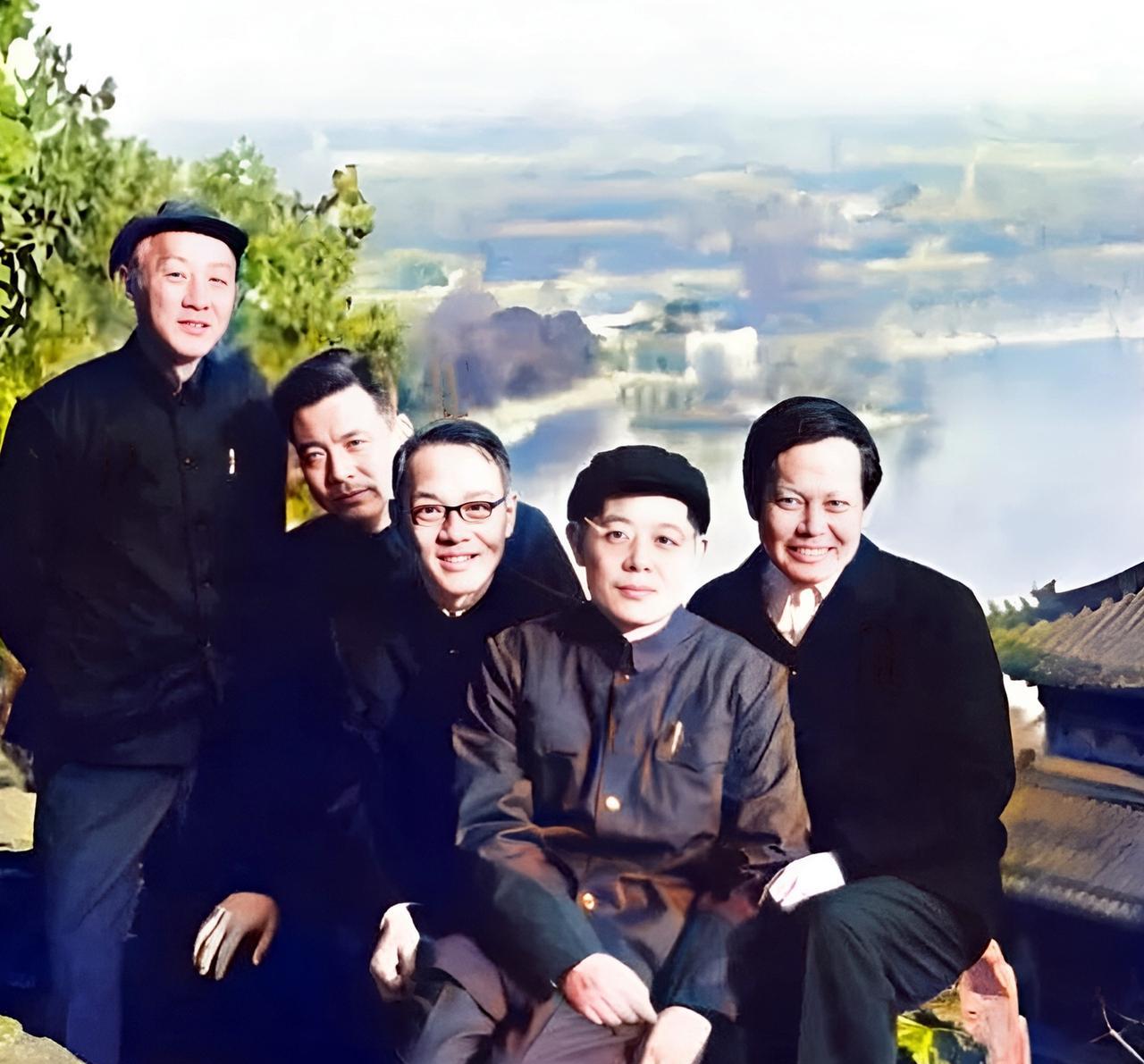 1974年，五位顶级科学家游览北京颐和园，并在万寿山拍下这张珍贵的合影。右一是诺