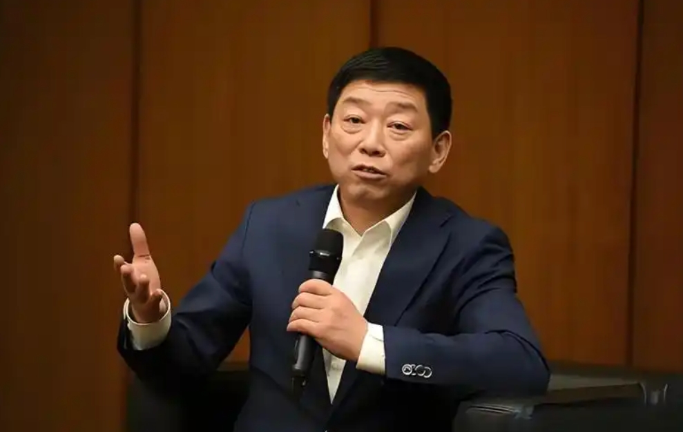 魏建军的思路确实和别人不一样，别人搞新能源，他继续搞大排量发动机。

别人去车展