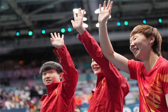 巴黎奥运会，女团半决赛，国乒3-0横扫韩国后，在接受采访时，孙颖莎和王曼昱都服了