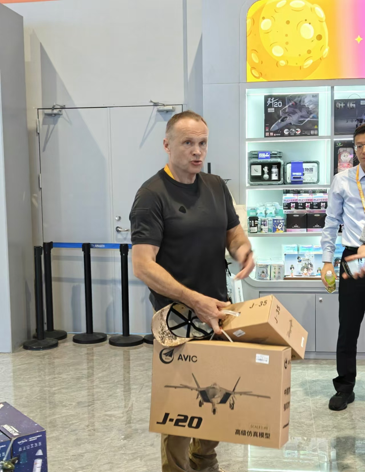 俄罗斯果然忍不住了，由传奇试飞员谢尔盖·博格丹出手，一口气向中国采购两款隐形五代