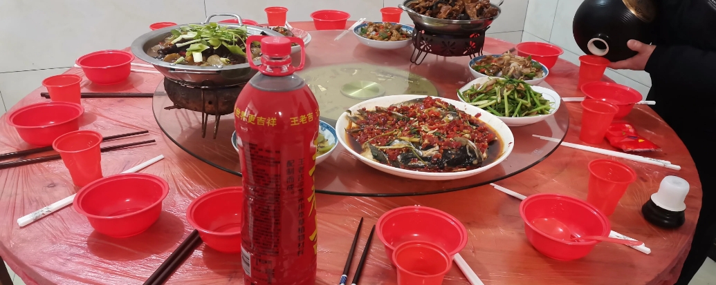 我被塑料碗和预制菜“款待”了。
昨天去婶娘家拜年，开饭的时候，桌上的菜竟然都是预